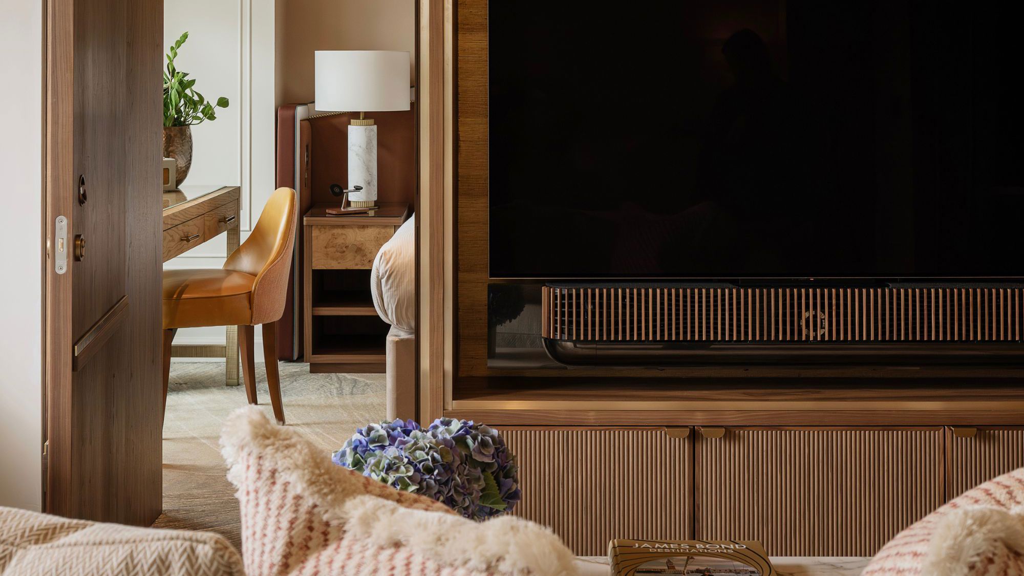 The Athenaeum Hotel & Residences Royal Park View suite