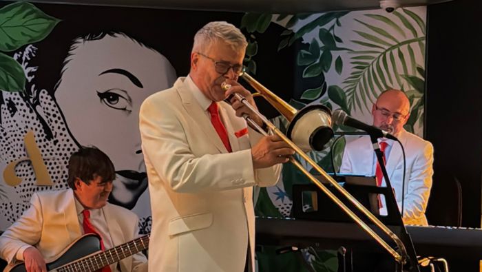The Athenaeum Hotel & Residences live jazz brunches