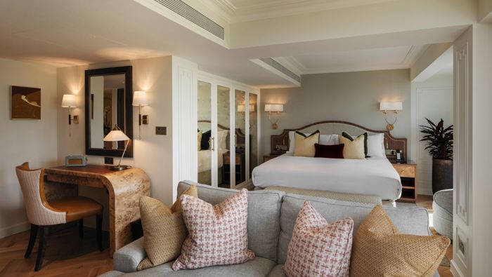 The Athenaeum Hotel & Residences Green Park View Suite