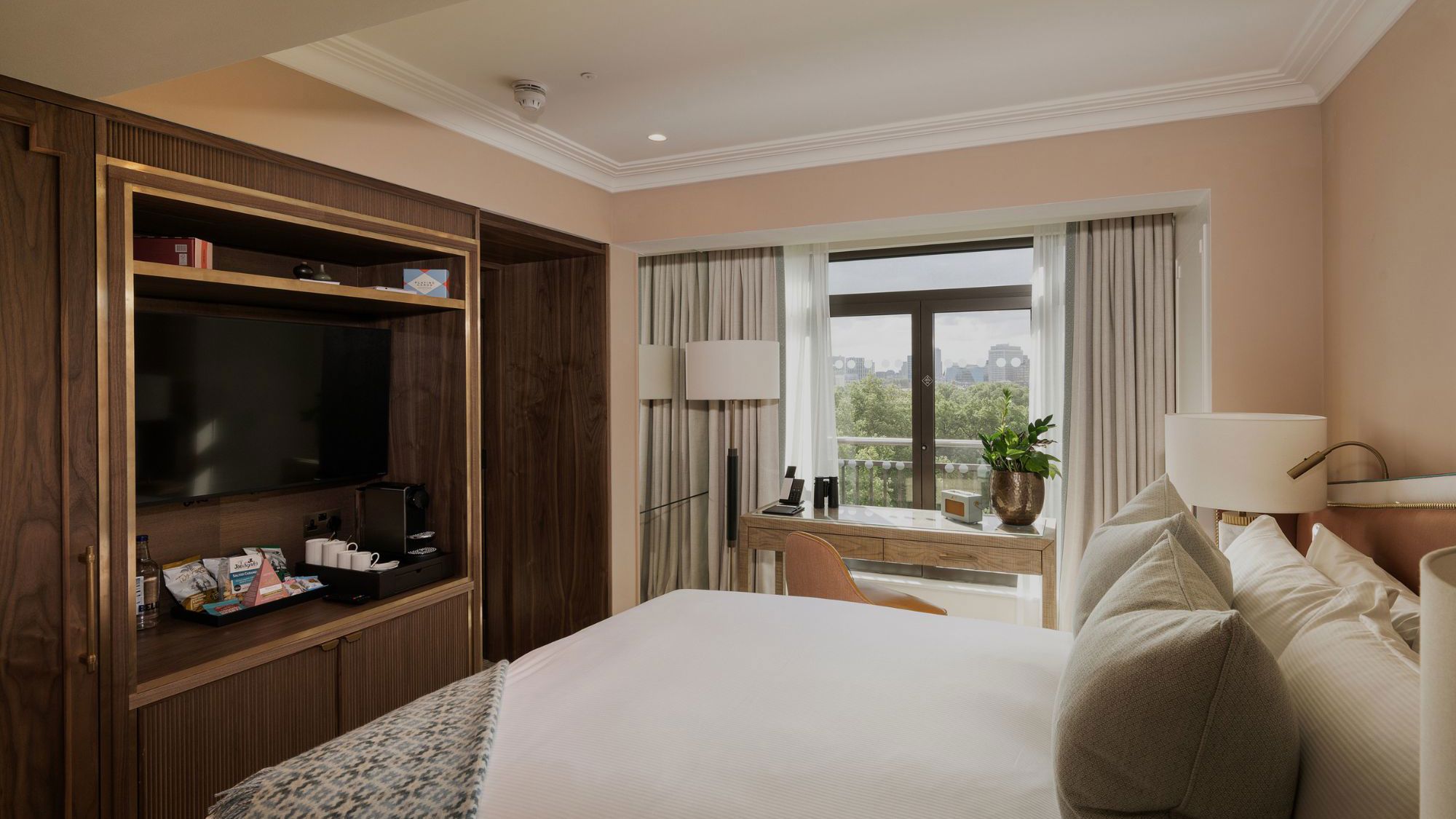 The Athenaeum Hotel & Residences Royal Park View suite