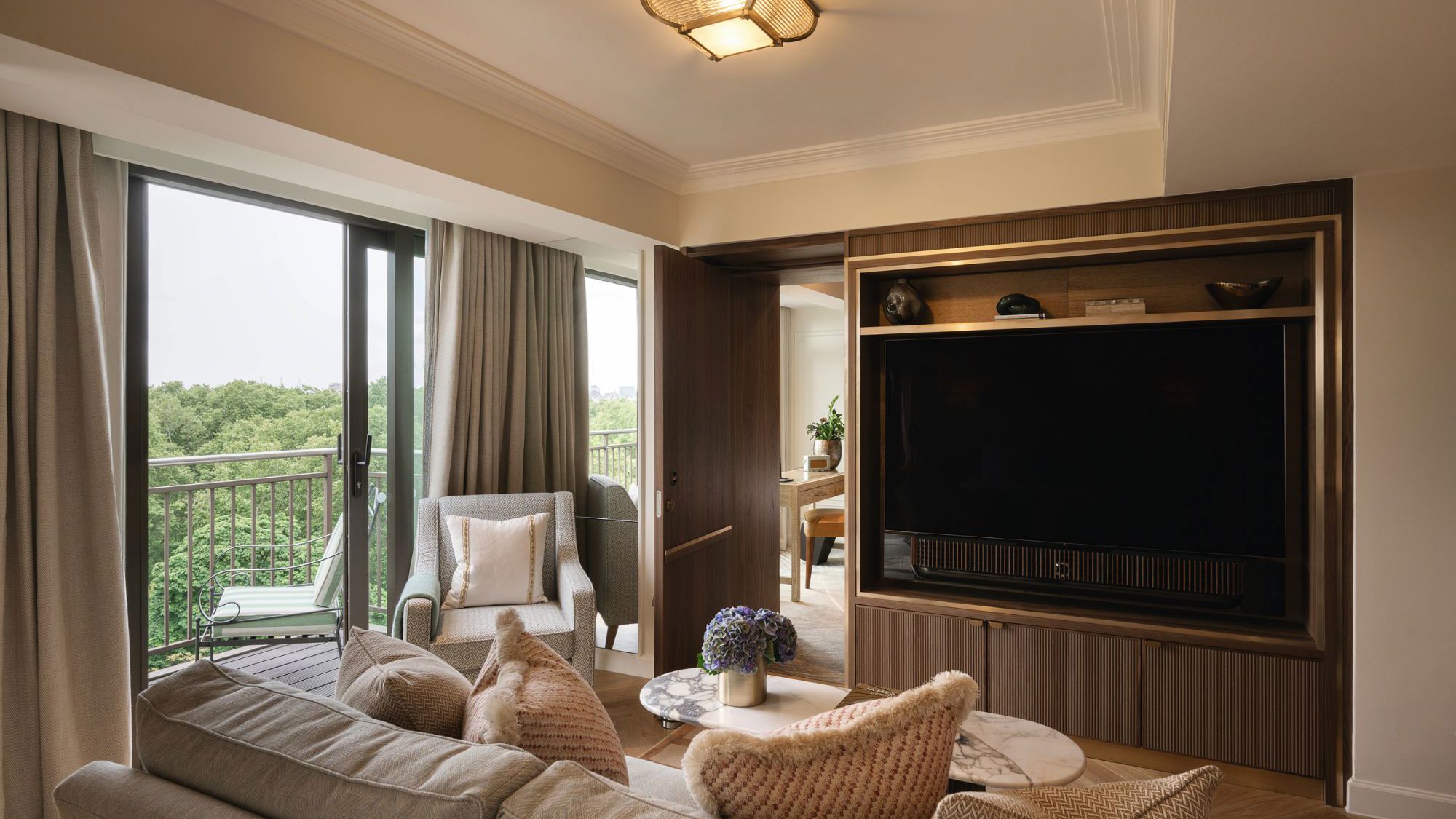 The Athenaeum Hotel & Residences Royal Park View suite