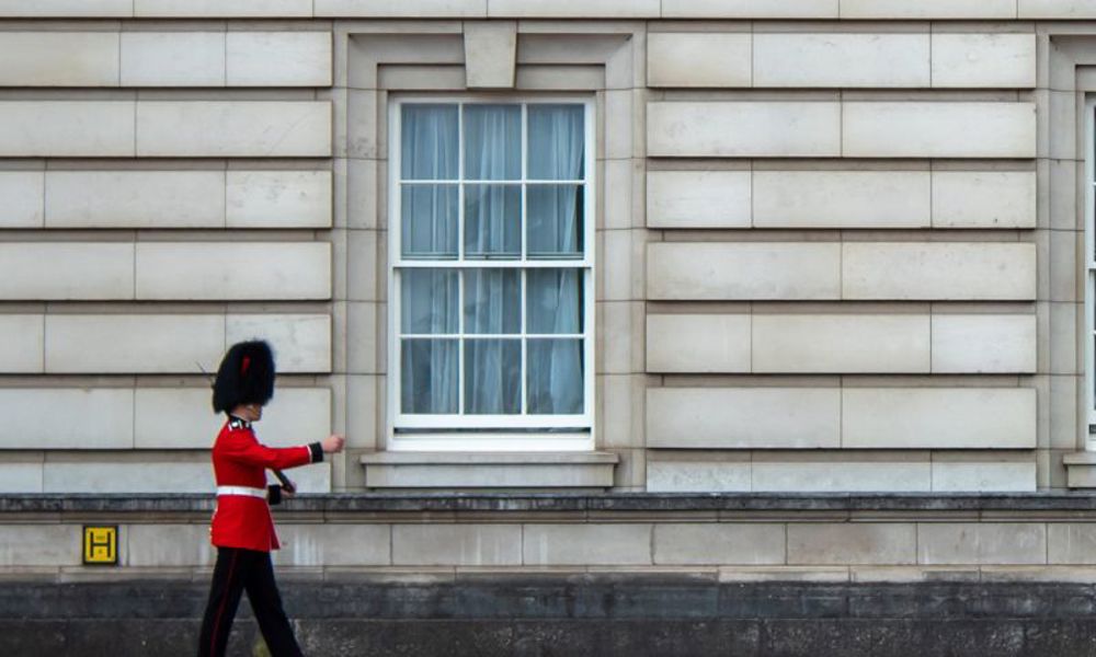 guard at buckingham palace
