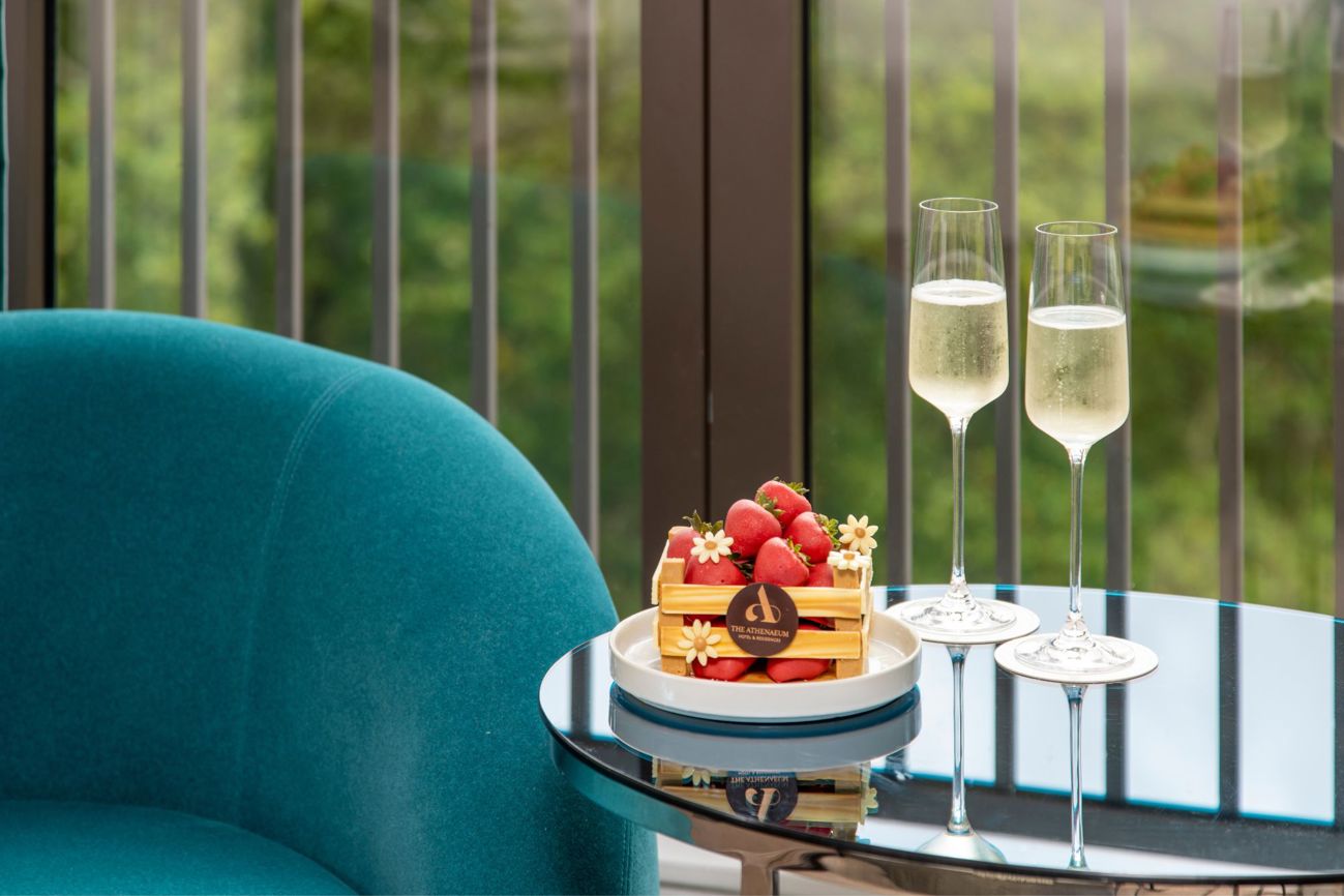 The Athenaeum Hotel & Residences romantic room