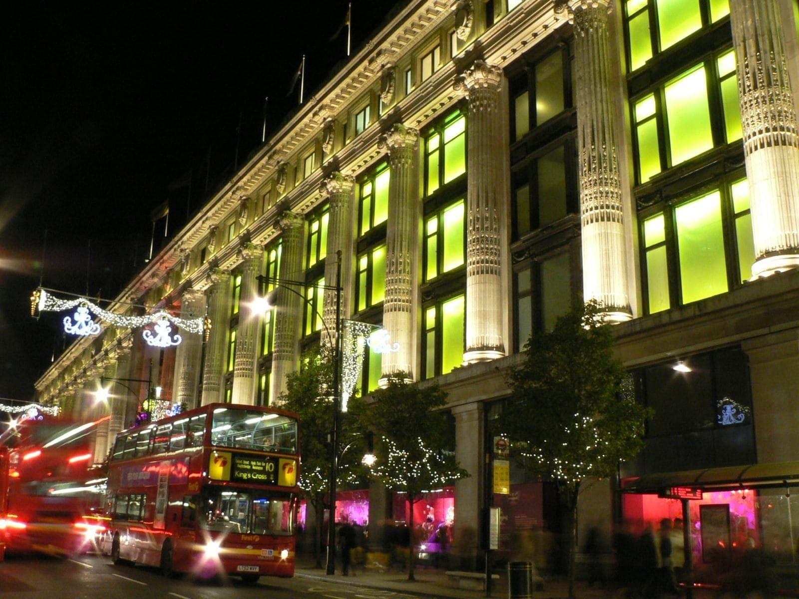 Селфриджес универмаг в Лондоне. Selfridge Оксфорд стрит в Лондоне. Магазин Селфридж в Лондоне. Универмаг Селфридж в Лондоне фото.