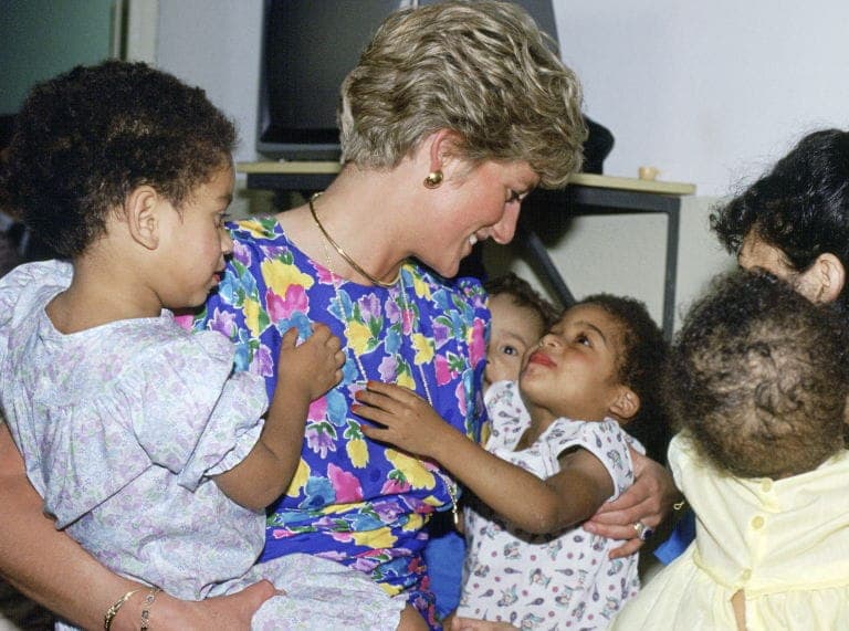 gallery-1467216054-princess-diana-aids-work
