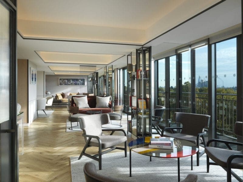 The View Bar at The Athenaeum. A cocktail bar in Mayfair with a view of Green Park.