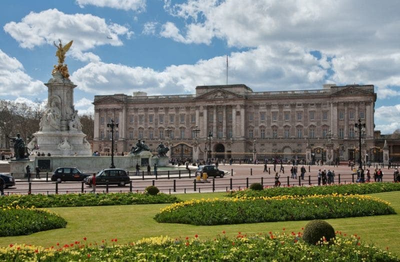 An image of Buckingham Palace nearby a hotel called The Athenaeum