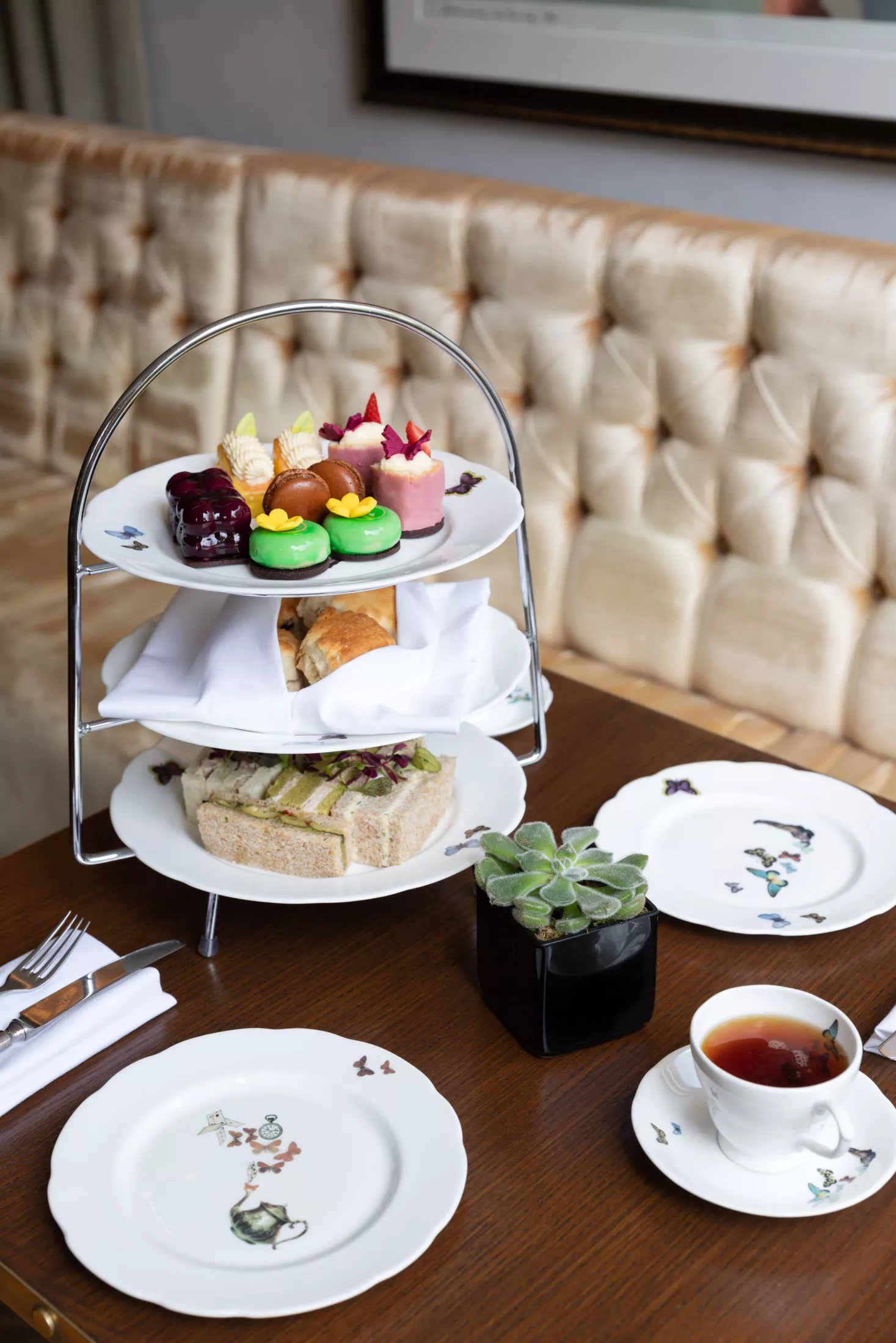 Guide to the best afternoon teas in Mayfair. Mayfair, known for its chic and sophisticated ambiance, is one of the most sought-after destinations for afternoon tea in London. With its picturesque streets lined with historic buildings and luxury boutiques, Mayfair offers a perfect setting for indulging in the quintessential British tradition of afternoon tea. Best Afternoon Tea in London #afternoontea #creamtea #Mayfair Things To Do In London | Things To Do In London