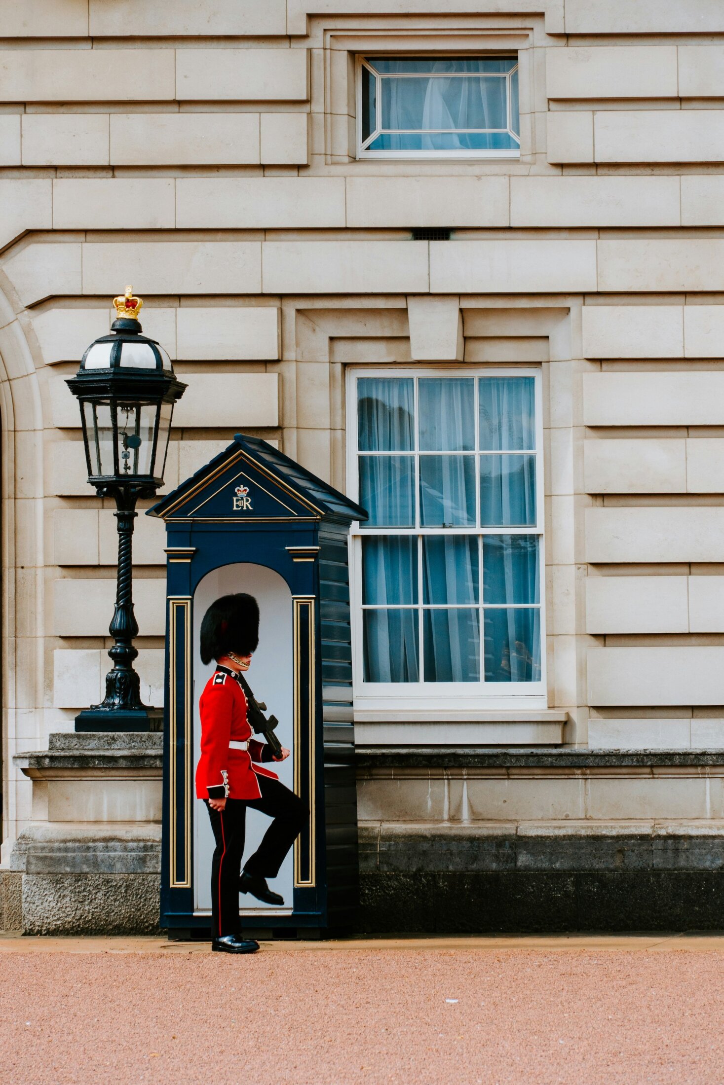 Royal guard outside buckingham palace near athenaeum hotel